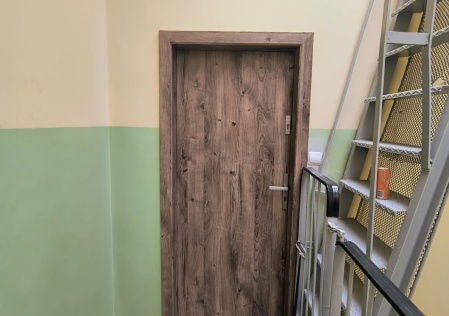 Drzwi KR centr zawieszone na stare futryny z zabudową zewnętrzna muru .Kolor dąb wiosenny