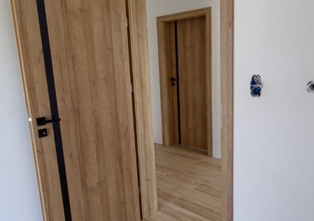 Drzwi Erkado model: altamura typ: intarsja LUX 220 (czarny)  Kolor:  dąb ST CPL , Ościeżnica regulowana